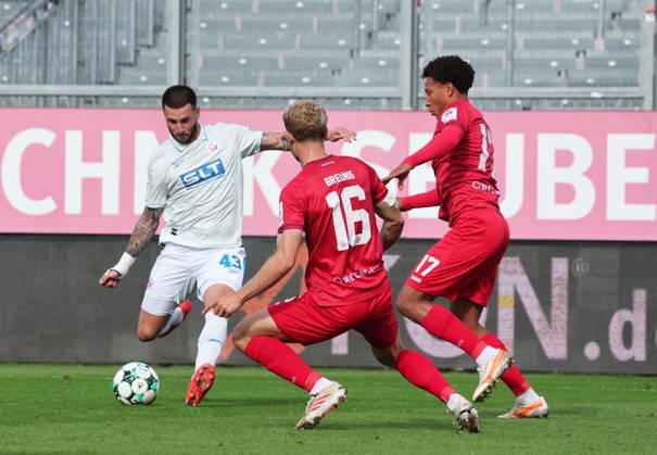 FC Würzburger Kickers- FC Hansa Rostock Würzburg 10.10..2026, Fußball 3.Liga FC Würzburger Kickers - FC Hansa Rostock Leon Dajuku FC Hansa Rostock mit Louis Breunig FC Würzburger Kickers- Akon Arena Bayern Deutschland