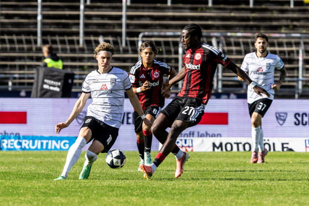 SSV Ulm 1846 Fußball vs. Eintracht Frankfurt II, Fussball, Regionalliga Südwest, 11. Spieltag, Donaustadion Ulm 10.10.26 v.l. Oliver Wähling (SSV Ulm 1846 Fußball, 10), Collin Owusu Etse (Eintracht Frankfurt II, 27) SSV Ulm 1846 Fußball vs. Eintracht Frankfurt II, Fussball, Regionalliga Südwest, 11. Spieltag, Donaustadion Ulm 10.10.26 Foto: Lucca Fundel Ulm Donaustadion Baden-Württemberg Deutschland