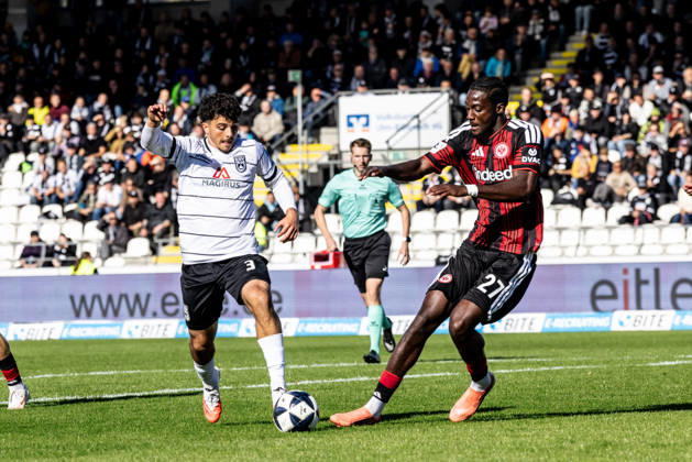 SSV Ulm 1846 Fußball vs. Eintracht Frankfurt II, Fussball, Regionalliga Südwest, 11. Spieltag, Donaustadion Ulm 10.10.26 v.l. Alexandre Azevedo (SSV Ulm 1846 Fußball, 03), Collin Owusu Etse (Eintracht Frankfurt II, 27) SSV Ulm 1846 Fußball vs. Eintracht Frankfurt II, Fussball, Regionalliga Südwest, 11. Spieltag, Donaustadion Ulm 10.10.26 Foto: Lucca Fundel Ulm Donaustadion Baden-Württemberg Deutschland