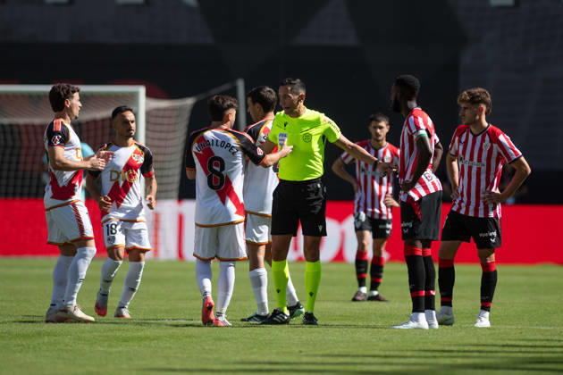 ESP: LaLiga EA Sports Rayo Vallecano v Athletic Club Jose Maria Sanchez Martinez referee talks with players rayo vallecano and athletic club, the match was suspended after Rayo Vallecano fans threw paper airplanes onto the pitch in protest against their president and due to a lack of cleaning services during LaLiga EA Sports between Rayo Vallecano v Athletic Club played at Vallecas Stadium in Madrid on October 10, 2026 in Spain Spain Futbol Copyright: xAgenciaxLOFx