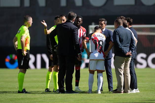 ESP: LaLiga EA Sports Rayo Vallecano v Athletic Club Jose Maria Sanchez Martinez referee speaks with the National Police and the party delegates and captains of team , the match was suspended after Rayo Vallecano fans threw paper airplanes onto the pitch in protest against their president and due to a lack of cleaning services during LaLiga EA Sports between Rayo Vallecano v Athletic Club played at Vallecas Stadium in Madrid on October 10, 2026 in Spain Spain Futbol Copyright: xAgenciaxLOFx