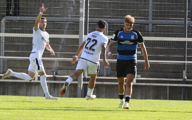 10.10.2026 xmgoodx Frankfurt am Main, PSD Bank Arena Regionalliga Südwest Saison 2026 2027 FSV Frankfurt - SV Sandhausen Torjubel nach dem Tor zum 1:2 durch Mert Tasdelen (Sandhausen)