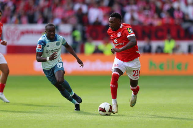 10.10.2026, Fussball Bundesliga, 1. FSV Mainz 05 - Bayer 04 Leverkusen, v.l., Moussa Diaby (Bayer 04 Leverkusen), Sheraldo Becker (FSV Mainz 05) DFL DFB REGULATIONS PROHIBIT ANY USE OF PHOTOGRAPHS AS IMAGE SEQUENCES AND OR QUASI-VIDEO. xdcx Copyright: HMBxMedia Claus