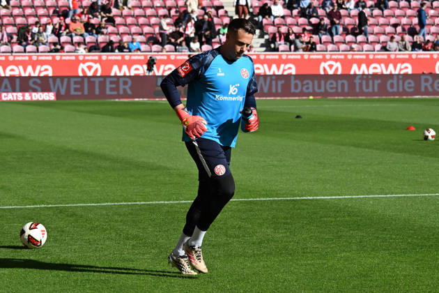 10.10.2026, xsltx, Fussball 1.Bundesliga, FSV Mainz 05 - Bayer 04 Leverkusen v.l. Warmup warm up Aufwärmen aufwärmen vor dem Spiel Alexander Schwolow (FSV Mainz 05) (DFL DFB REGULATIONS PROHIBIT ANY USE OF PHOTOGRAPHS as IMAGE SEQUENCES and or QUASI-VIDEO) Mainz