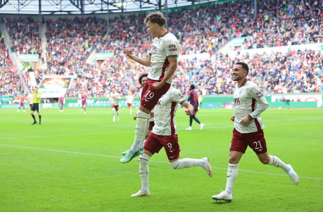 Fussball, Herren, Saison 2026 2027, FC Augsburg - FC Bayern München, Bundesliga, WWK Arena 1:0 durch Robin Fellhauer (FC Augsburg) Tor, Torjubel, Jubelsprung DFL DFB regulations prohibit any use of photographs as image sequences and or quasi-video