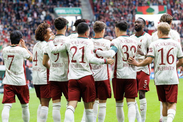Team (FC Augsburg) Tor zum 1 : 0 beim Spiel zwischen FC Augsburg v FC Bayern München, Fussball, Herren, Bundesliga, 2026 2027, 5.Spieltag am 10.10.2026 in Augsburg, WWK ARENA. DFL and DFB regulations prohibit any use of photographs as image sequences and or quasi-video. Bayern Deutschland