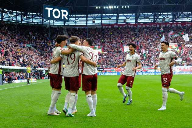 Robin Fellhauer (19 Augsburg) , Arijon Ibrahimovic (21 Augsburg) , Youngwoo Seol (7 Augsburg) , Fabian Rieder (32 Augsburg) jubeln über das Tor zum 1-0 beim Bundesligaspiel FC Augsburg - FC Bayern München am 10.10.2026.