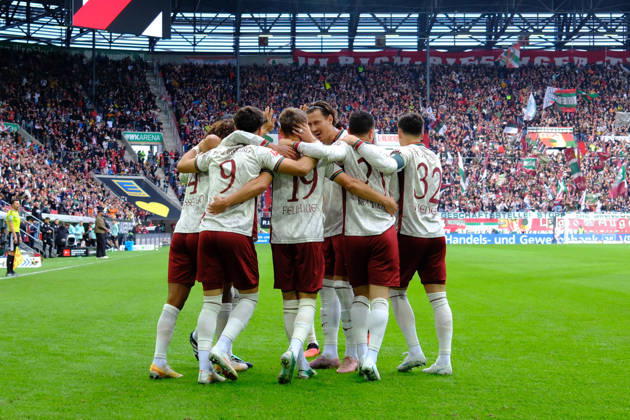 Robin Fellhauer (19 Augsburg) , Arijon Ibrahimovic (21 Augsburg) , Youngwoo Seol (7 Augsburg) , Fabian Rieder (32 Augsburg) jubeln über das Tor zum 1-0 beim Bundesligaspiel FC Augsburg - FC Bayern München am 10.10.2026.
