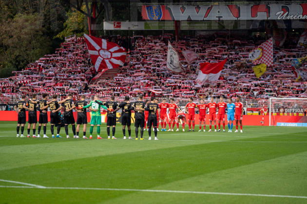 Deutschland: Fussball 1. Bundesliga, 5. Spieltag 2026 2027, 1.FC Union Berlin - SV Elversberg am 10.10.2026 in Berlin (Stadion An der Alten Försterei): Schweigeminute aufgrund des Verkehrsunfalls Copyright: xSvenxHeidmannx
