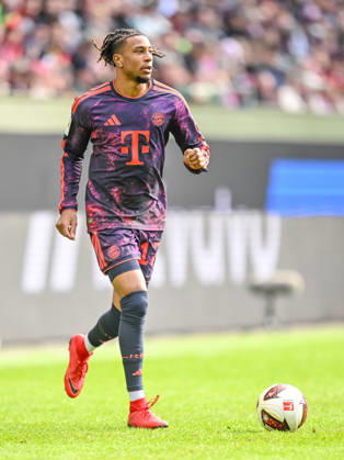 Michael Olise (FC Bayern Muenchen) in Aktion, am Ball, Einzelaktion waehrend des spiels der 1. Bundesliga zwischen FC Augsburg und FC Bayern Muenchen, WWK Arena am 10. October 2026 in Augsburg, Deutschland. (Foto von Harry Langer DeFodi Images) +++ Michael Olise (FC Bayern Muenchen) controls the Ball during the Bundesliga match between FC Augsburg and FC Bayern Muenchen at WWK Arena on October 10, 2026 in Augsburg, Germany. (Photo by Harry Langer DeFodi Images) DFB DFL REGULATIONS PROHIBIT ANY USE OF PHOTOGRAPHS AS IMAGE SEQUENCES AND OR QUASI-VIDEO. (Photo by Harry Langer DeFodi Images) DFB DFL REGULATIONS PROHIBIT ANY USE OF PHOTOGRAPHS AS IMAGE SEQUENCES AND OR QUASI-VIDEO. -