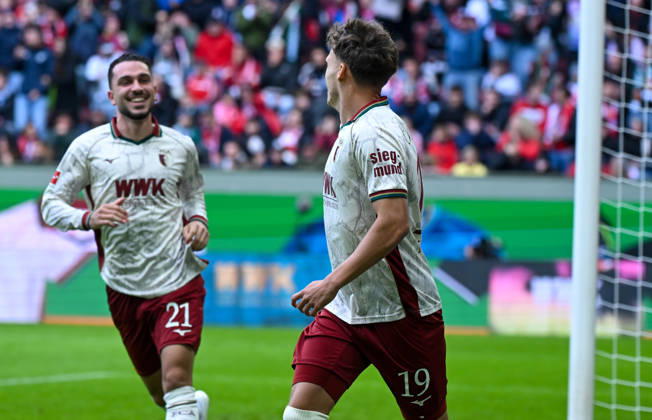 10.10.2026, xemx, Fussball 1.Bundesliga, FC Augsburg - Bayern München v.l. Robin Fellhauer (FC Augsburg) Jubel, Torjubel, celebrate the goal, jubelt ueber das Tor zum 1:0 (DFL DFB REGULATIONS PROHIBIT ANY USE OF PHOTOGRAPHS as IMAGE SEQUENCES and or QUASI-VIDEO) Augsburg