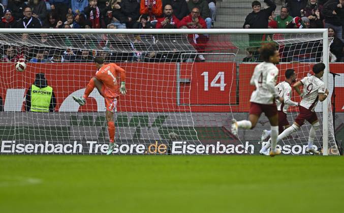 10.10.2026, Fussball Bundesliga 2026 2027, 5.Spieltag, FC Augsburg - FC Bayern München, in der WWK-Arena Augsburg, Torwart Manuel Neuer (FC Bayern München) ärgert sich über das 1:0