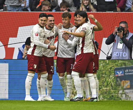 10.10.2026, Fussball Bundesliga 2026 2027, 5.Spieltag, FC Augsburg - FC Bayern München, in der WWK-Arena Augsburg, Torjubel rund um Torschützen Robin Fellhauer (Augsburg)