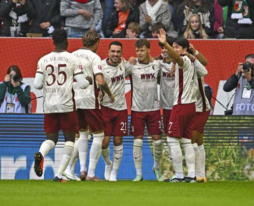 10.10.2026, Fussball Bundesliga 2026 2027, 5.Spieltag, FC Augsburg - FC Bayern München, in der WWK-Arena Augsburg, Torjubel rund um Torschützen Robin Fellhauer (Augsburg)