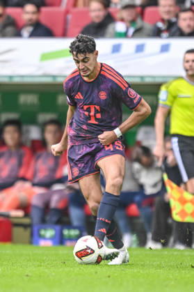 Aleksandar Pavlovic (FC Bayern Muenchen) in Aktion, am Ball, Einzelaktion waehrend des spiels der 1. Bundesliga zwischen FC Augsburg und FC Bayern Muenchen, WWK Arena am 10. October 2026 in Augsburg, Deutschland. (Foto von Harry Langer DeFodi Images) +++ Aleksandar Pavlovic (FC Bayern Muenchen) controls the Ball during the Bundesliga match between FC Augsburg and FC Bayern Muenchen at WWK Arena on October 10, 2026 in Augsburg, Germany. (Photo by Harry Langer DeFodi Images) DFB DFL REGULATIONS PROHIBIT ANY USE OF PHOTOGRAPHS AS IMAGE SEQUENCES AND OR QUASI-VIDEO. (Photo by Harry Langer DeFodi Images) DFB DFL REGULATIONS PROHIBIT ANY USE OF PHOTOGRAPHS AS IMAGE SEQUENCES AND OR QUASI-VIDEO. -