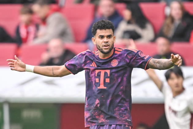 Luis Diaz (FC Bayern Muenchen) gestikuliert, gestik waehrend des spiels der 1. Bundesliga zwischen FC Augsburg und FC Bayern Muenchen, WWK Arena am 10. October 2026 in Augsburg, Deutschland. (Foto von Harry Langer DeFodi Images) +++ Luis Diaz (FC Bayern Muenchen) gestures during the Bundesliga match between FC Augsburg and FC Bayern Muenchen at WWK Arena on October 10, 2026 in Augsburg, Germany. (Photo by Harry Langer DeFodi Images) DFB DFL REGULATIONS PROHIBIT ANY USE OF PHOTOGRAPHS AS IMAGE SEQUENCES AND OR QUASI-VIDEO. (Photo by Harry Langer DeFodi Images) DFB DFL REGULATIONS PROHIBIT ANY USE OF PHOTOGRAPHS AS IMAGE SEQUENCES AND OR QUASI-VIDEO. -