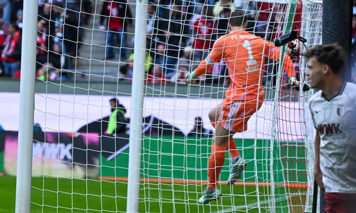 10.10.2026, xemx, Fussball 1.Bundesliga, FC Augsburg - Bayern München v.l. Manuel Neuer (FC Bayern Muenchen) sauer (DFL DFB REGULATIONS PROHIBIT ANY USE OF PHOTOGRAPHS as IMAGE SEQUENCES and or QUASI-VIDEO) Augsburg