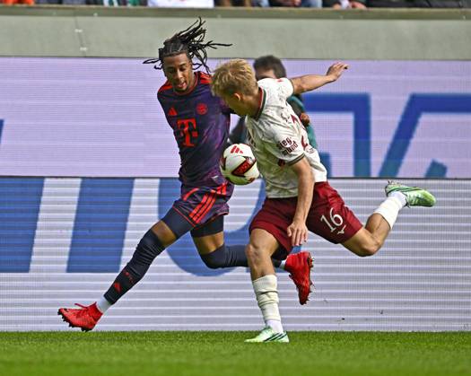 10.10.2026, Fussball Bundesliga 2026 2027, 5.Spieltag, FC Augsburg - FC Bayern München, in der WWK-Arena Augsburg, v.l. Michael Olise (FC Bayern München) gegen Hennes Behrens (FC Augsburg)