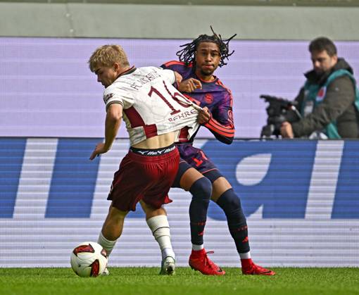 10.10.2026, Fussball Bundesliga 2026 2027, 5.Spieltag, FC Augsburg - FC Bayern München, in der WWK-Arena Augsburg, v.l. Michael Olise (FC Bayern München) gegen Hennes Behrens (FC Augsburg)