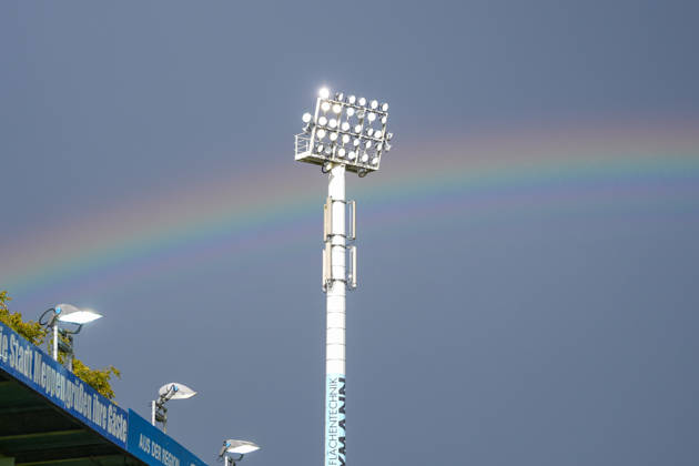 Deutschland: Fussball, 3. Liga, 8. Spieltag, Hänsch-Arena, Meppen, Emsland, Niedersachsen, SV Meppen vs. VfB Stuttgart U21, U 21 VfB Stuttgart II: Regenbogen Copyright: xMichelxWittex