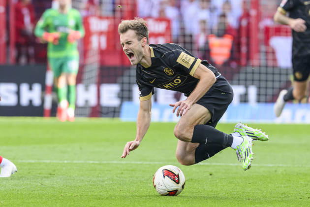im Bild v.l.: Tom Zimmerscheid (SV Elversberg, 29), geht nach Faul zu Boden, GER, Berlin, Fussball, 1. FC Union Berlin vs SV Elversberg, in der Alten Försterei, 10.10.2026, DFB DFL REGULATIONS PROHIBIT ANY USE OF PHOTOGRAPHS AS IMAGE SEQUENCES AND OR QUASI-VIDEO, Copyright: HMBxMedia UwexKoch