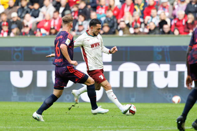 Arijon Ibrahimovic (21, FC Augsburg) beim Spiel zwischen FC Augsburg v FC Bayern München, Fussball, Herren, Bundesliga, 2026 2027, 5.Spieltag am 10.10.2026 in Augsburg, WWK ARENA. DFL and DFB regulations prohibit any use of photographs as image sequences and or quasi-video. Bayern Deutschland