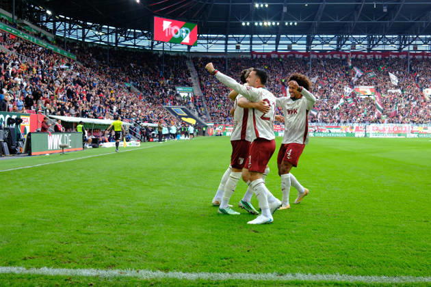 Robin Fellhauer (19 Augsburg) , Arijon Ibrahimovic (21 Augsburg) , Han Noah Massengo (4 Augsburg) jubeln über das Tor zum 1-0 beim Bundesligaspiel FC Augsburg - FC Bayern München am 10.10.2026.