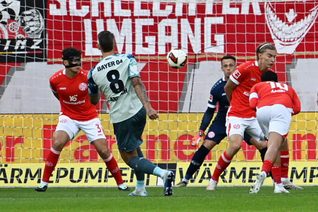 10.10.2026, xsltx, Fussball 1.Bundesliga, FSV Mainz 05 - Bayer 04 Leverkusen v.l. Robert Andrich (Bayer 04 Leverkusen) Torschuetze, erzielt das Tor, Treffer, scores the goal 0:1 Alexander Schwolow (FSV Mainz 05) (DFL DFB REGULATIONS PROHIBIT ANY USE OF PHOTOGRAPHS as IMAGE SEQUENCES and or QUASI-VIDEO) Mainz