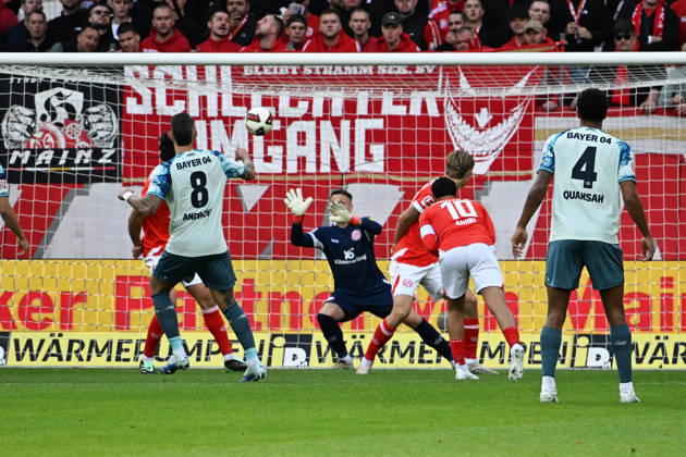 10.10.2026, xsltx, Fussball 1.Bundesliga, FSV Mainz 05 - Bayer 04 Leverkusen v.l. Robert Andrich (Bayer 04 Leverkusen) Torschuetze, erzielt das Tor, Treffer, scores the goal 0:1 Alexander Schwolow (FSV Mainz 05) (DFL DFB REGULATIONS PROHIBIT ANY USE OF PHOTOGRAPHS as IMAGE SEQUENCES and or QUASI-VIDEO) Mainz