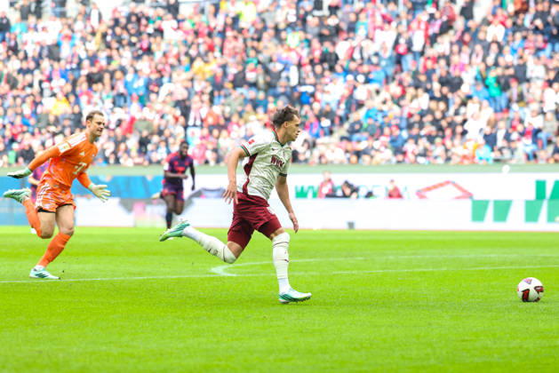 Kurz vor dem 1:0, Robin Fellhauer (FC Augsburg, 19) mit Ball vorbei an Manuel Neuer (FC Bayern Muenchen, 01), GER, FC Augsburg vs. FC Bayern Muenchen, Fussball, Bundesliga, 5. Spieltag, Saison 2026 2027, 10.10.2026, DFL DFB REGULATIONS PROHIBIT ANY USE OF PHOTOGRAPHS as IMAGE SEQUENCES and or QUASI-VIDEO, GER, FC Augsburg vs. FC Bayern Muenchen, Fussball, Bundesliga, 5. Spieltag, Saison 2026 2027, 10.10.2026 Augsburg Copyright: xEibner-Pressefoto JennixMaulx EP_JML