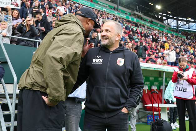 Chef-Trainer Vincent Kompany (FC Bayern Muenchen) begruesst Chef-Trainer Manuel Baum (FC Augsburg), FC Augsburg vs. FC Bayern Muenchen, Fussball, 1. Bundesliga, 5. Spieltag, 10.10.2026 DFB DFL regulations prohibit any use of photographs as image sequences and or quasi-video Augsburg Bayern Deutschland
