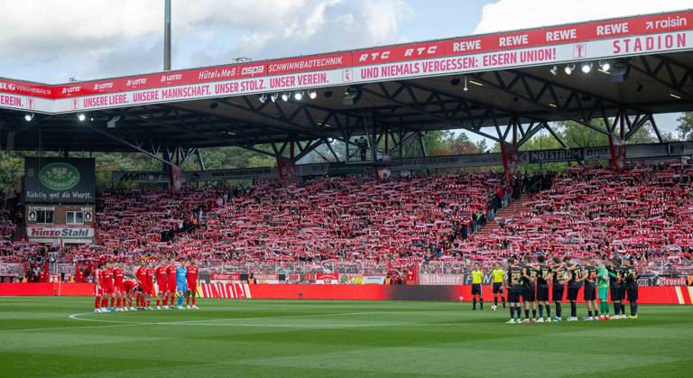 Fußball, Herren, Saison 2026 2027, 1. Bundesliga (5. Spieltag), 1. FC Union Berlin - SV 07 Elversberg, Gedenkminute für die bei Biesenthal (Barnim) vier tödlich verunglückten jugendlichen Mopedfahrer, 10.10.2026, Copyright: xMatthiasxKochx