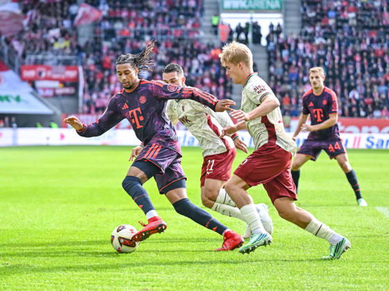 Michael Olise (FC Bayern Muenchen), Arijon Ibrahimovic (FC Augsburg) und Hennes Behrens (FC Augsburg) im Zweikampf waehrend des spiels der 1. Bundesliga zwischen FC Augsburg und FC Bayern Muenchen, WWK Arena am 10. October 2026 in Augsburg, Deutschland. (Foto von Harry Langer DeFodi Images) +++ Michael Olise (FC Bayern Muenchen), Arijon Ibrahimovic (FC Augsburg) und Hennes Behrens (FC Augsburg) battle for the ball during the Bundesliga match between FC Augsburg and FC Bayern Muenchen at WWK Arena on October 10, 2026 in Augsburg, Germany. (Photo by Harry Langer DeFodi Images) DFB DFL REGULATIONS PROHIBIT ANY USE OF PHOTOGRAPHS AS IMAGE SEQUENCES AND OR QUASI-VIDEO. (Photo by Harry Langer DeFodi Images) DFB DFL REGULATIONS PROHIBIT ANY USE OF PHOTOGRAPHS AS IMAGE SEQUENCES AND OR QUASI-VIDEO. -