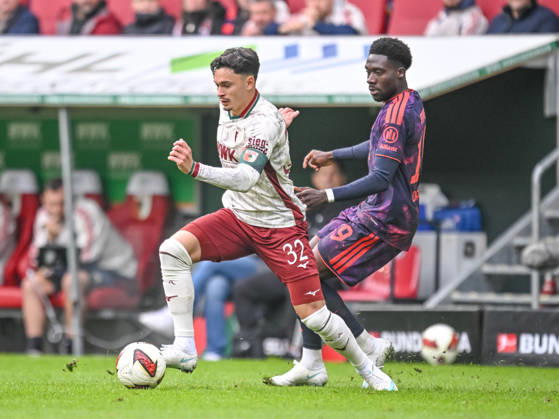 Fabian Rieder (FC Augsburg) und Alphonso Davies (FC Bayern Muenchen) im Zweikampf waehrend des spiels der 1. Bundesliga zwischen FC Augsburg und FC Bayern Muenchen, WWK Arena am 10. October 2026 in Augsburg, Deutschland. (Foto von Harry Langer DeFodi Images) +++ Fabian Rieder (FC Augsburg) und Alphonso Davies (FC Bayern Muenchen) battle for the ball during the Bundesliga match between FC Augsburg and FC Bayern Muenchen at WWK Arena on October 10, 2026 in Augsburg, Germany. (Photo by Harry Langer DeFodi Images) DFB DFL REGULATIONS PROHIBIT ANY USE OF PHOTOGRAPHS AS IMAGE SEQUENCES AND OR QUASI-VIDEO. (Photo by Harry Langer DeFodi Images) DFB DFL REGULATIONS PROHIBIT ANY USE OF PHOTOGRAPHS AS IMAGE SEQUENCES AND OR QUASI-VIDEO. -