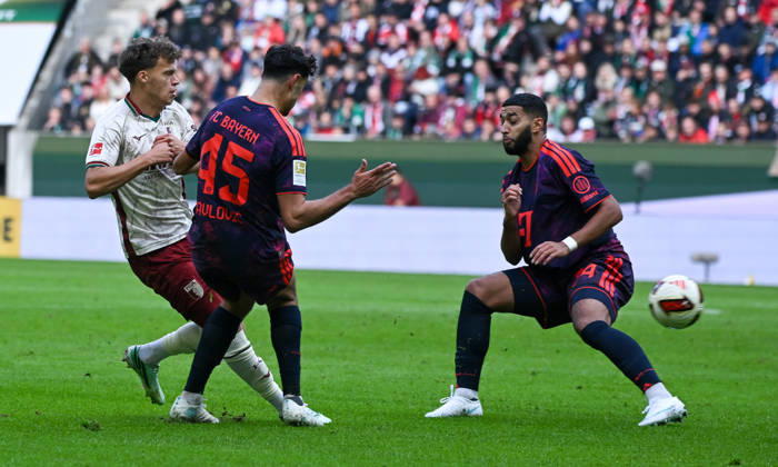10.10.2026, xemx, Fussball 1.Bundesliga, FC Augsburg - Bayern München v.l. Robin Fellhauer (FC Augsburg), Aleksandar Pavlovic (FC Bayern Muenchen), Ismael Saibari (FC Bayern Muenchen) Zweikampf, Aktion, action, battle for the ball (DFL DFB REGULATIONS PROHIBIT ANY USE OF PHOTOGRAPHS as IMAGE SEQUENCES and or QUASI-VIDEO) Augsburg