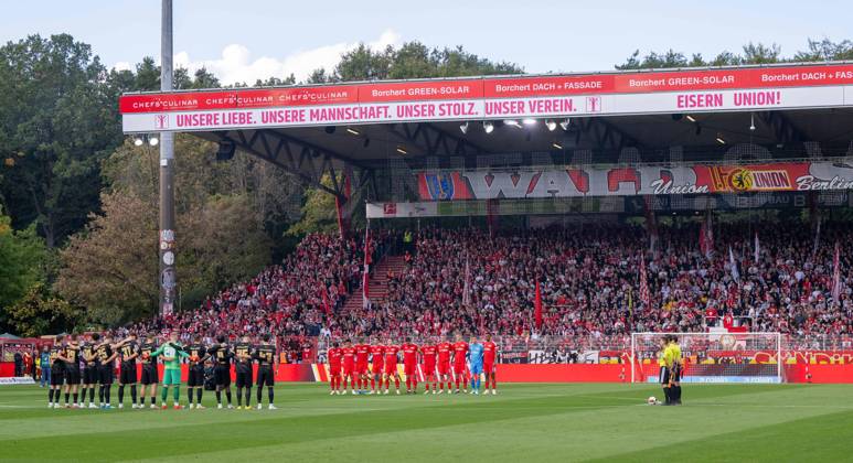 Fußball, Herren, Saison 2026 2027, 1. Bundesliga (5. Spieltag), 1. FC Union Berlin - SV 07 Elversberg, Gedenkminute für die bei Biesenthal (Barnim) vier tödlich verunglückten jugendlichen Mopedfahrer, 10.10.2026, Copyright: xMatthiasxKochx