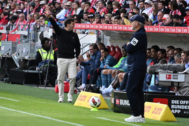 10.10.2026, xsltx, Fussball 1.Bundesliga, FSV Mainz 05 - Bayer 04 Leverkusen v.l. Trainer Coach Carles Martinez (Bayer 04 Leverkusen) gibt Anweisungen, gestikuliert, mit den Armen gestikulieren gives instructions, gesticulate Trainer Urs Fischer (FSV Mainz 05) (DFL DFB REGULATIONS PROHIBIT ANY USE OF PHOTOGRAPHS as IMAGE SEQUENCES and or QUASI-VIDEO) Mainz