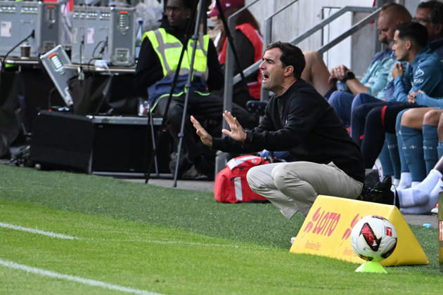 10.10.2026, xsltx, Fussball 1.Bundesliga, FSV Mainz 05 - Bayer 04 Leverkusen v.l. Trainer Coach Carles Martinez (Bayer 04 Leverkusen) gibt Anweisungen, gestikuliert, mit den Armen gestikulieren gives instructions, gesticulate (DFL DFB REGULATIONS PROHIBIT ANY USE OF PHOTOGRAPHS as IMAGE SEQUENCES and or QUASI-VIDEO) Mainz