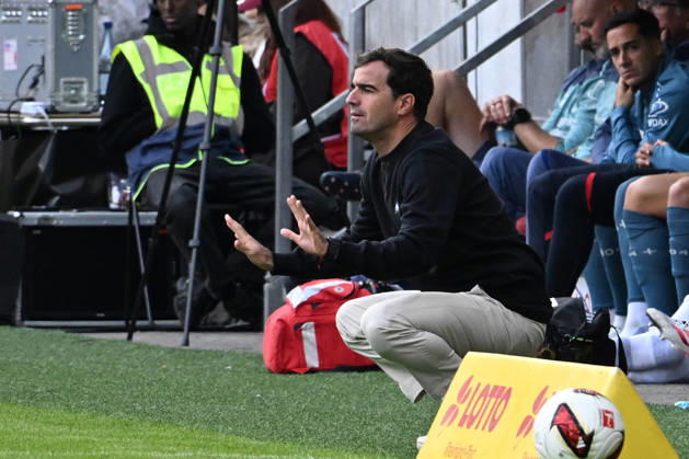 10.10.2026, xsltx, Fussball 1.Bundesliga, FSV Mainz 05 - Bayer 04 Leverkusen v.l. Trainer Coach Carles Martinez (Bayer 04 Leverkusen) gibt Anweisungen, gestikuliert, mit den Armen gestikulieren gives instructions, gesticulate (DFL DFB REGULATIONS PROHIBIT ANY USE OF PHOTOGRAPHS as IMAGE SEQUENCES and or QUASI-VIDEO) Mainz