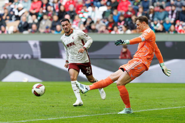 Manuel Neuer (1, FC Bayern München) im Hintergrund, Arijon Ibrahimovic (21, FC Augsburg) beim Spiel zwischen FC Augsburg v FC Bayern München, Fussball, Herren, Bundesliga, 2026 2027, 5.Spieltag am 10.10.2026 in Augsburg, WWK ARENA. DFL and DFB regulations prohibit any use of photographs as image sequences and or quasi-video. Bayern Deutschland