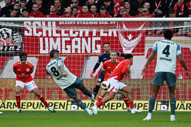 10.10.2026, xsltx, Fussball 1.Bundesliga, FSV Mainz 05 - Bayer 04 Leverkusen v.l. Robert Andrich (Bayer 04 Leverkusen) Torschuetze, erzielt das Tor, Treffer, scores the goal 0:1 Alexander Schwolow (FSV Mainz 05) (DFL DFB REGULATIONS PROHIBIT ANY USE OF PHOTOGRAPHS as IMAGE SEQUENCES and or QUASI-VIDEO) Mainz