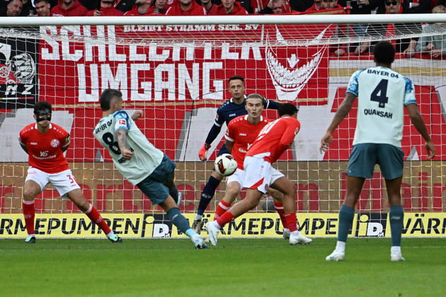 10.10.2026, xsltx, Fussball 1.Bundesliga, FSV Mainz 05 - Bayer 04 Leverkusen v.l. Robert Andrich (Bayer 04 Leverkusen) Torschuetze, erzielt das Tor, Treffer, scores the goal 0:1 Alexander Schwolow (FSV Mainz 05) (DFL DFB REGULATIONS PROHIBIT ANY USE OF PHOTOGRAPHS as IMAGE SEQUENCES and or QUASI-VIDEO) Mainz