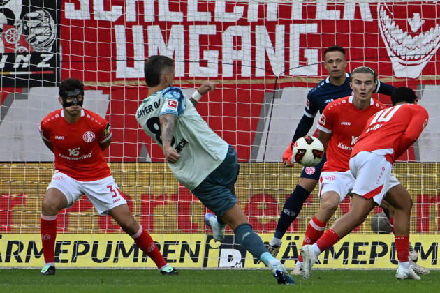 10.10.2026, xsltx, Fussball 1.Bundesliga, FSV Mainz 05 - Bayer 04 Leverkusen v.l. Robert Andrich (Bayer 04 Leverkusen) Torschuetze, erzielt das Tor, Treffer, scores the goal 0:1 Alexander Schwolow (FSV Mainz 05) (DFL DFB REGULATIONS PROHIBIT ANY USE OF PHOTOGRAPHS as IMAGE SEQUENCES and or QUASI-VIDEO) Mainz
