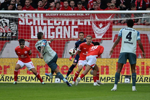 10.10.2026, xsltx, Fussball 1.Bundesliga, FSV Mainz 05 - Bayer 04 Leverkusen v.l. Robert Andrich (Bayer 04 Leverkusen) Torschuetze, erzielt das Tor, Treffer, scores the goal 0:1 Alexander Schwolow (FSV Mainz 05) (DFL DFB REGULATIONS PROHIBIT ANY USE OF PHOTOGRAPHS as IMAGE SEQUENCES and or QUASI-VIDEO) Mainz