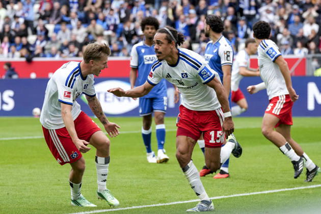 v.li.: David Möller Wolfe (HSV, 3), Torschütze Yussuf Poulsen (HSV, 15), Spieler vom Hamburger SV (HSV), jubeln über das Tor zum 0:1, Jubel, Torjubel, Torerfolg, celebrate the goal, goal, celebration, jubelt ueber das Tor, Freuen, Freude, freut sich, optimistisch, positiv, Spielszene, Highlight, Action, Aktion, 10.10.2026, Sinsheim (Deutschland), Fussball, Bundesliga, TSG 1899 Hoffenheim - Hamburger SV, DFB DFL REGULATIONS PROHIBIT ANY USE OF PHOTOGRAPHS AS IMAGE SEQUENCES AND OR QUASI-VIDEO.