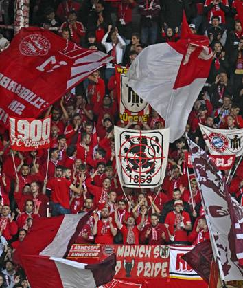 10.10.2026, Fussball Bundesliga 2026 2027, 5.Spieltag, FC Augsburg - FC Bayern München, in der WWK-Arena Augsburg, Die Bayern Fans in der Gegnerischen Kurve