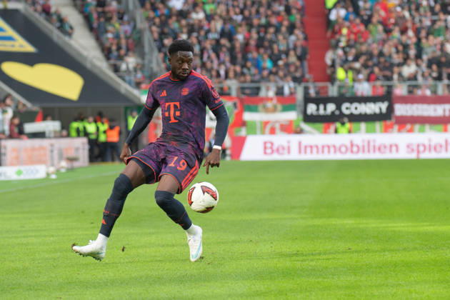 Alphonso Davies (19 Bayern) in Aktion beim Bundesligaspiel FC Augsburg - FC Bayern München am 10.10.2026.