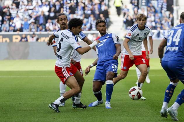 Yussuf Poulsen (Hamburger SV, 15), Martin Adeline (Hamburger SV, 05) und Bambase Conte (TSG Hoffenheim, 20) im Kampf um den Ball , Deutschland, Fussball, 1. Bundesliga, 5.Spieltag, 2026 2027, TSG Hoffenheim vs. Hamburger SV, 10.10.2026, Sinsheim SNP Arena Deutschland Copyright: xGrantxHubbsx