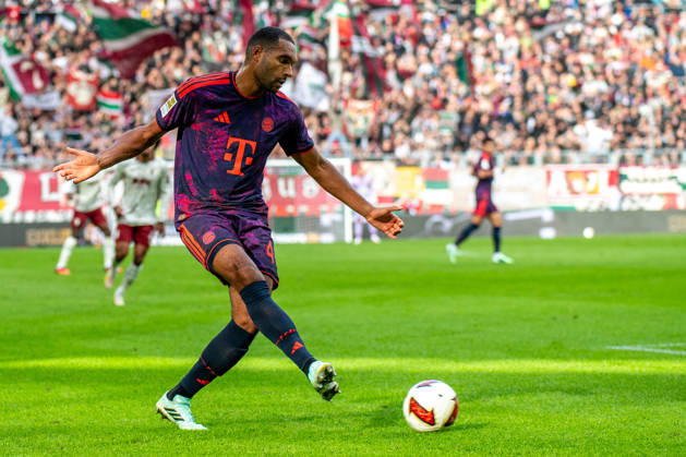 Jonathan Tah (4 Bayern) in Aktion beim Bundesligaspiel FC Augsburg - FC Bayern München am 10.10.2026.