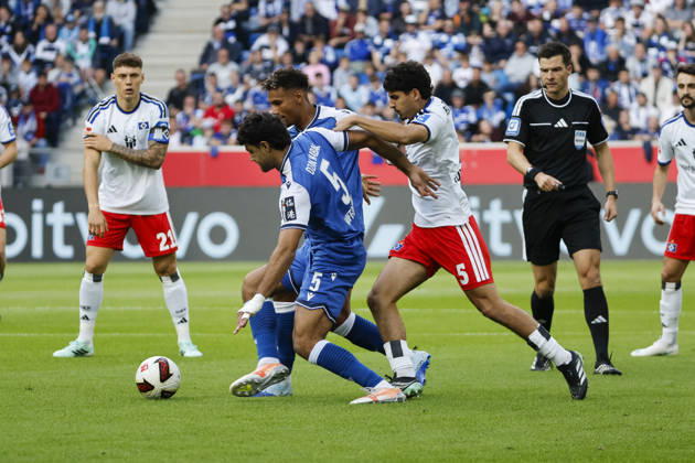 Ozan Kabak (TSG Hoffenheim, 05), Bambase Conte (TSG Hoffenheim, 20) und Martin Adeline (Hamburger SV, 05) im Kampf um den Ball , Deutschland, Fussball, 1. Bundesliga, 5.Spieltag, 2026 2027, TSG Hoffenheim vs. Hamburger SV, 10.10.2026, Sinsheim SNP Arena Deutschland Copyright: xGrantxHubbsx